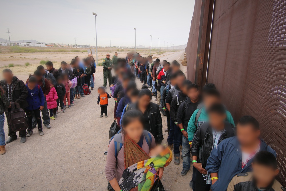 El Paso Border Patrol agents intercept a large group of migrants