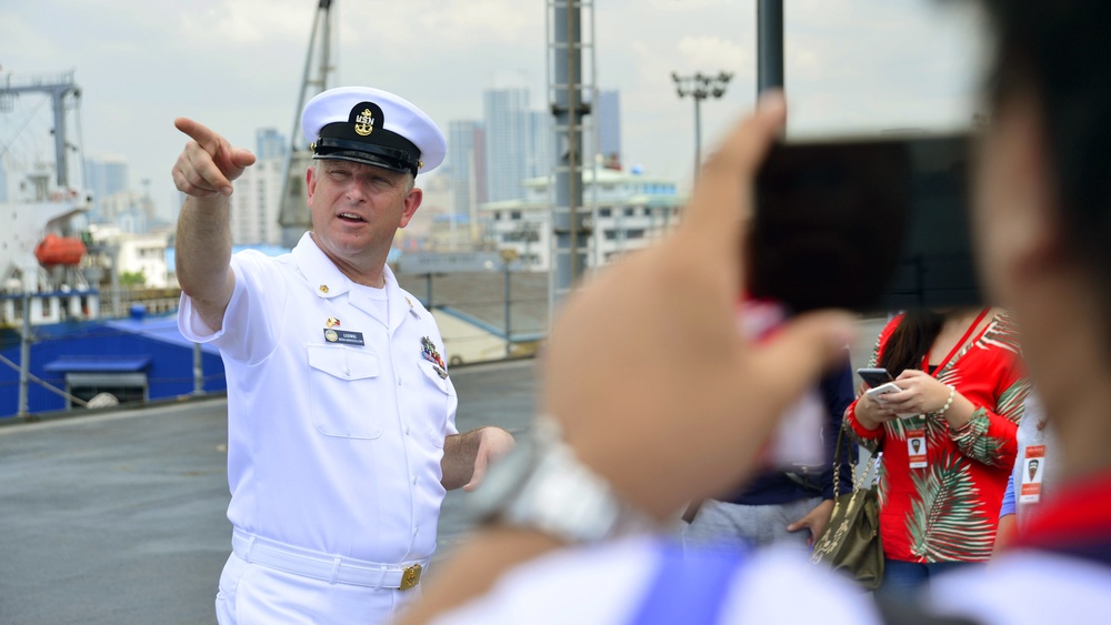 USS Blue Ridge hosts shared namesake barangay in Manila