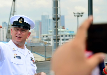 USS Blue Ridge hosts shared namesake barangay in Manila