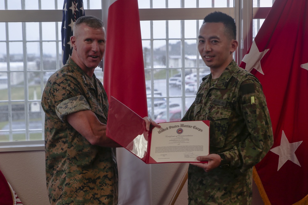 JGSDF Maj. recieves award and and praise from III MEF CG