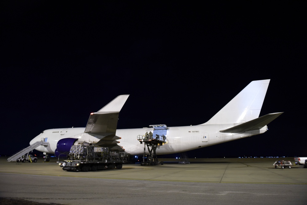 171ARW Loads Contracted Boeing 747