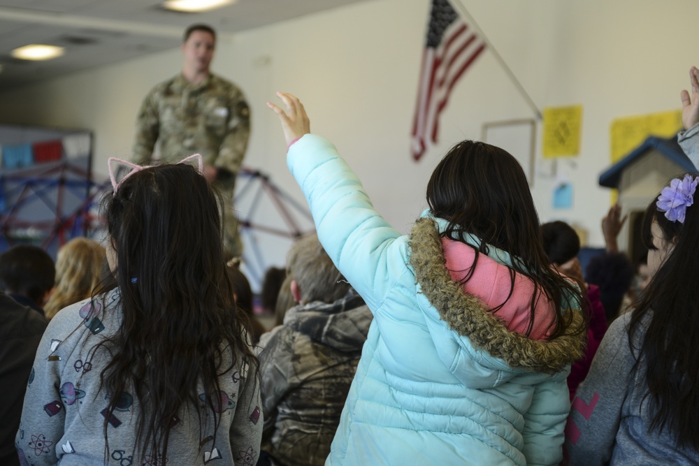 377 SFS MWD visits Rio Rancho elementary