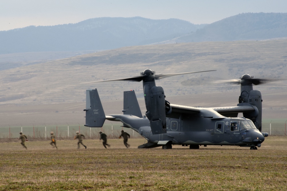 US and Romanian Allies train to strengthen partnerships through CV-22 familiarization