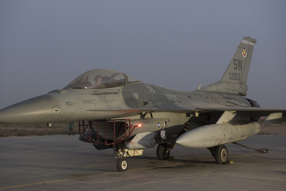 Propulsion techs perform F-16 engine ops check