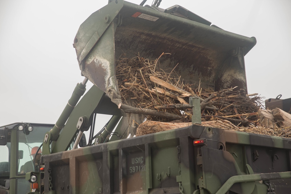 Marines Participate in Del Mar Beach Cleanup
