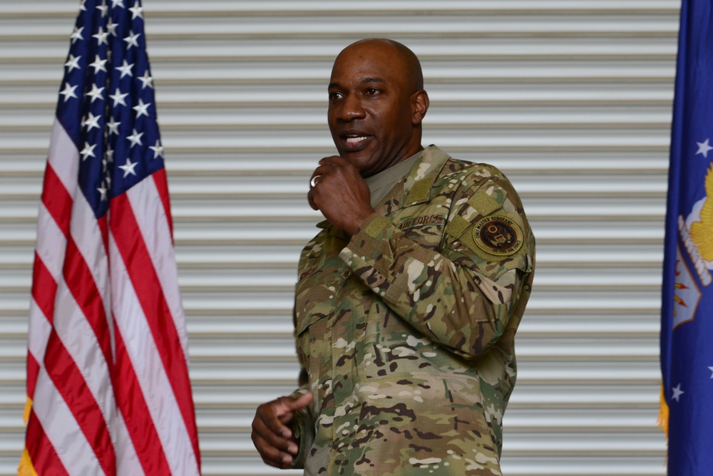 CMSAF Wright visits Recce Town