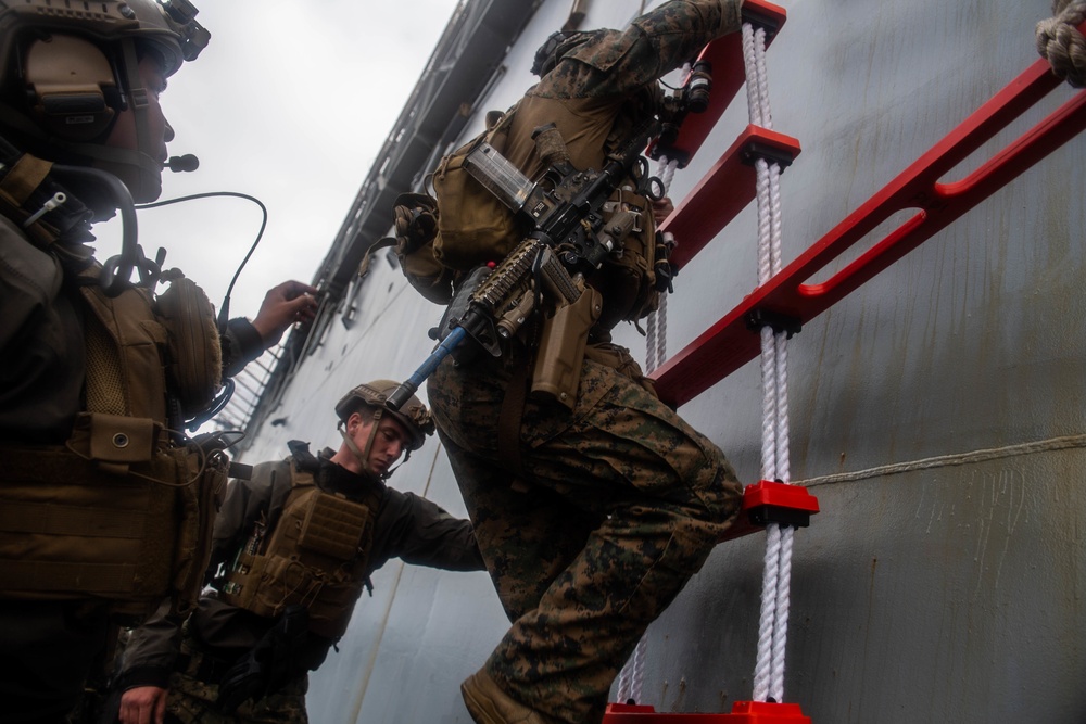USS Harpers Ferry Conducts VBSS Exercise