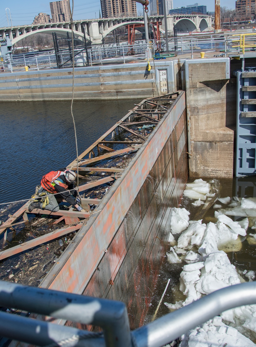 Bulkheads removed at Upper St. Anthony Falls Lock – last hurdle in $3 million upgrade
