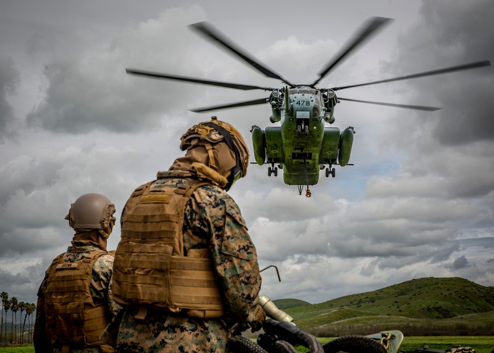 CLB-1 Marines conduct sling loading drills