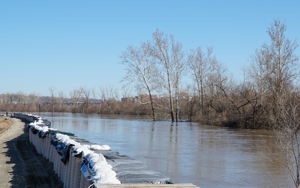 Airmen fill sandbags for flood relief