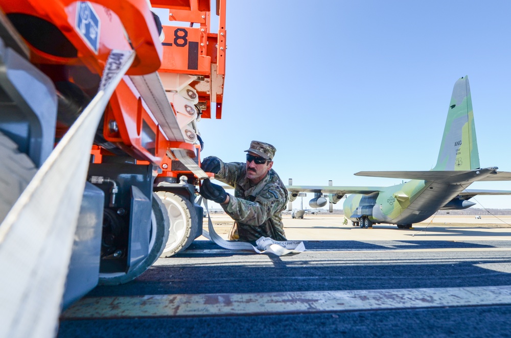 Missouri Airmen move equipment to higher ground amid midwestern floods