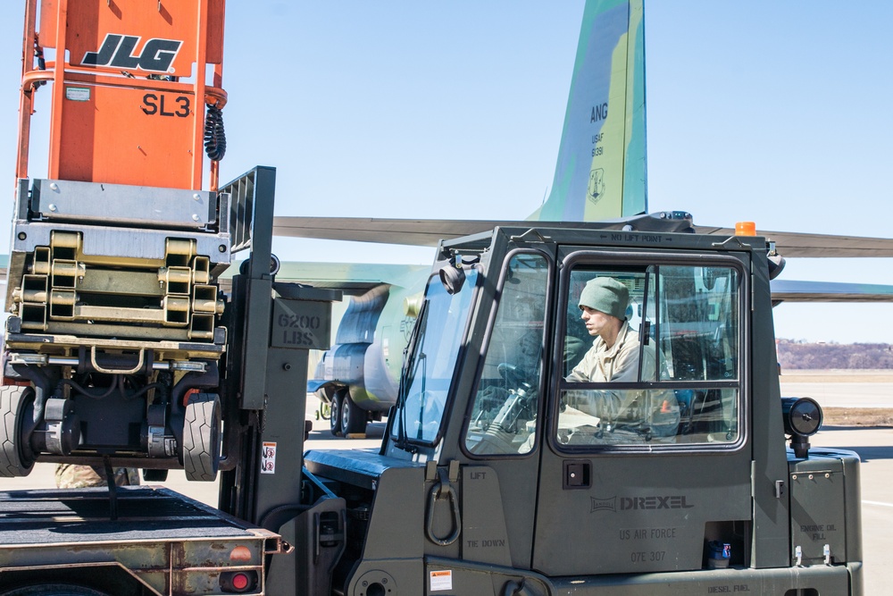 Missouri Airmen move equipment to higher ground amid midwestern floods