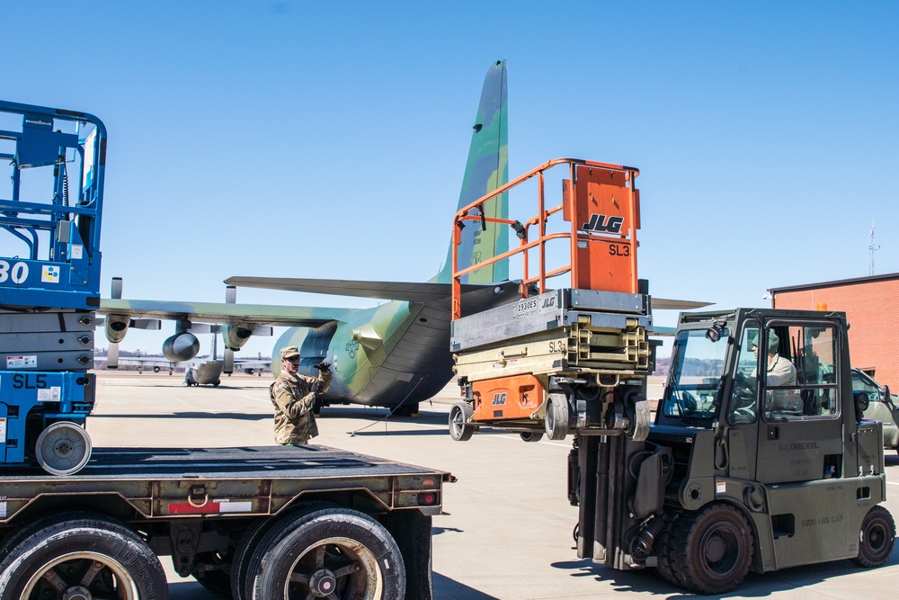 Missouri Airmen move equipment to higher ground amid midwestern floods