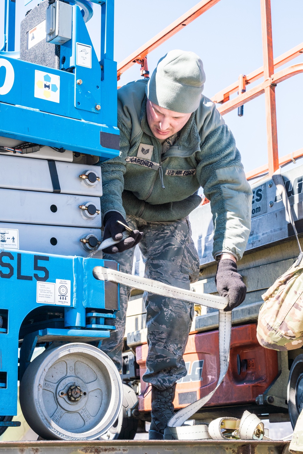 Missouri Airmen move equipment to higher ground amid midwestern floods