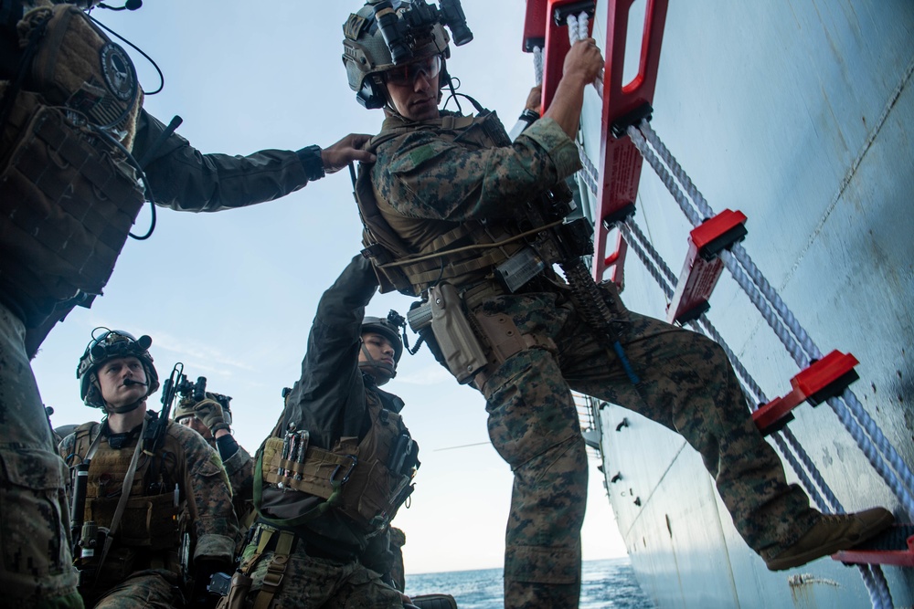USS Harpers Ferry Conducts VBSS Exercise