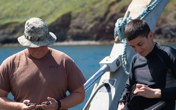 PacBlitz19 UCT-2 conducts surface-supply dives