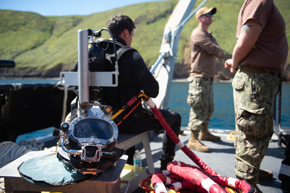 PacBlitz19 UCT-2 conducts surface-supply dives