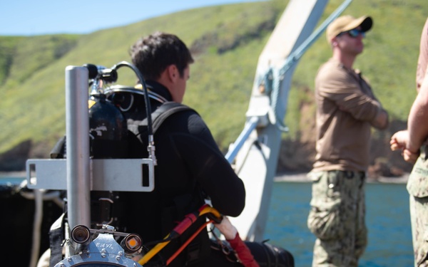 PacBlitz19 UCT-2 conducts surface-supply dives