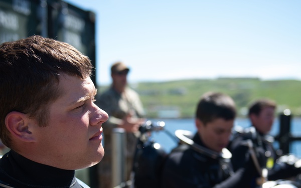 PacBlitz19 UCT-2 conducts surface-supply dives