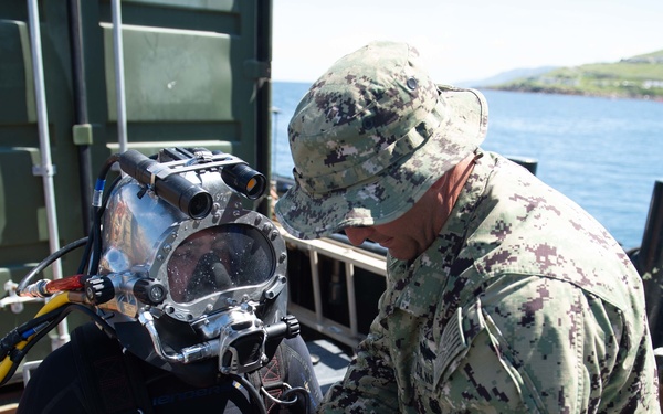 PacBlitz19 UCT-2 conducts surface-supply dives