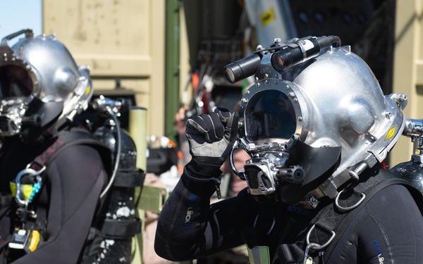 PacBlitz19 UCT-2 conducts surface-supply dives