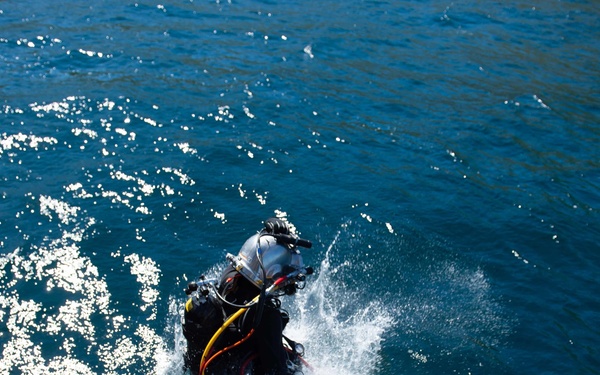 PacBlitz19 UCT-2 conducts surface-supply dives