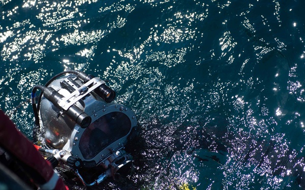 PacBlitz19 UCT-2 conducts surface-supply dives