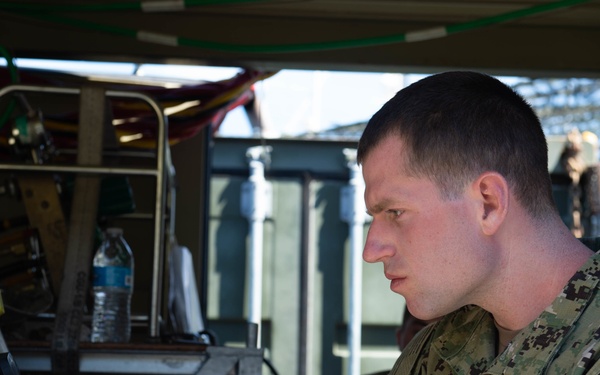 PacBlitz19 UCT-2 conducts surface-supply dives