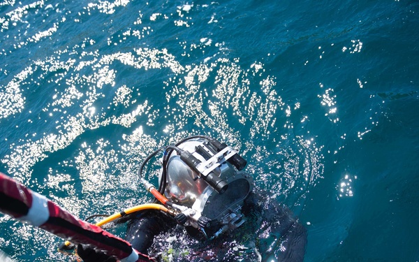 PacBlitz19 UCT-2 conducts surface-supply dives
