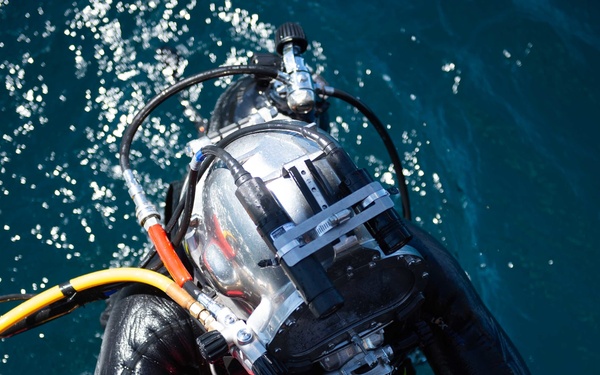 PacBlitz19 UCT-2 conducts surface-supply dives