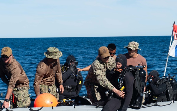 PacBlitz19 UCT-2 conducts scuba dive