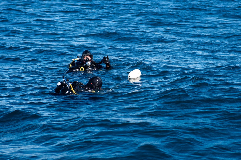 PacBlitz19 UCT-2 conducts scuba dive