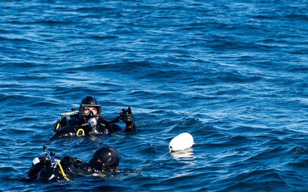 PacBlitz19 UCT-2 conducts scuba dive