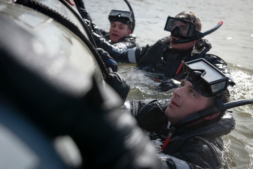 Ike Conducts SAR Training