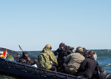 EODMU 2 leads MCM task group experiment aboard RFA Mounts Bay