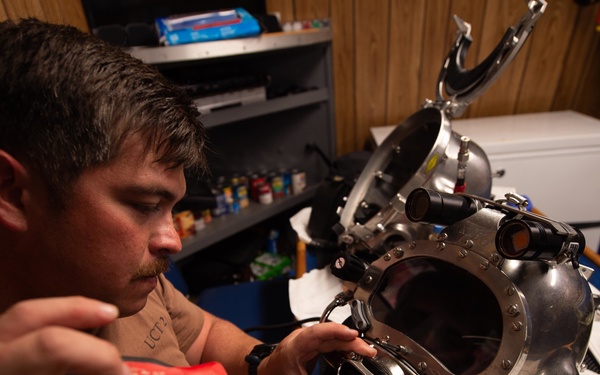 UCT-2 Conducts Maintenance during Pacific Blitz 2019