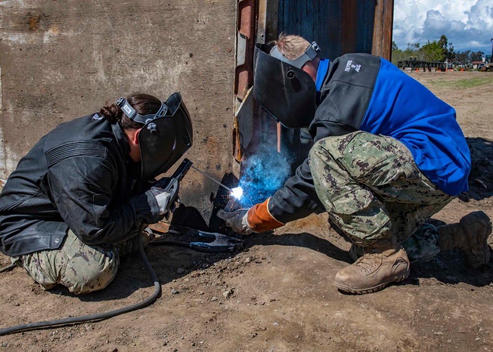 Seabees from UCT-2, CMBU-303 and NMCB-5 Conduct a Quay Wall Patch Test During Pacific Blitz 2019