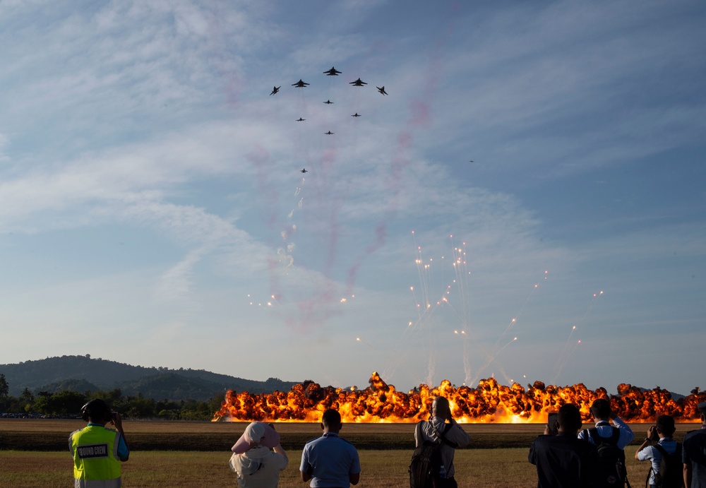 LIMA 19 kicks off with a bang