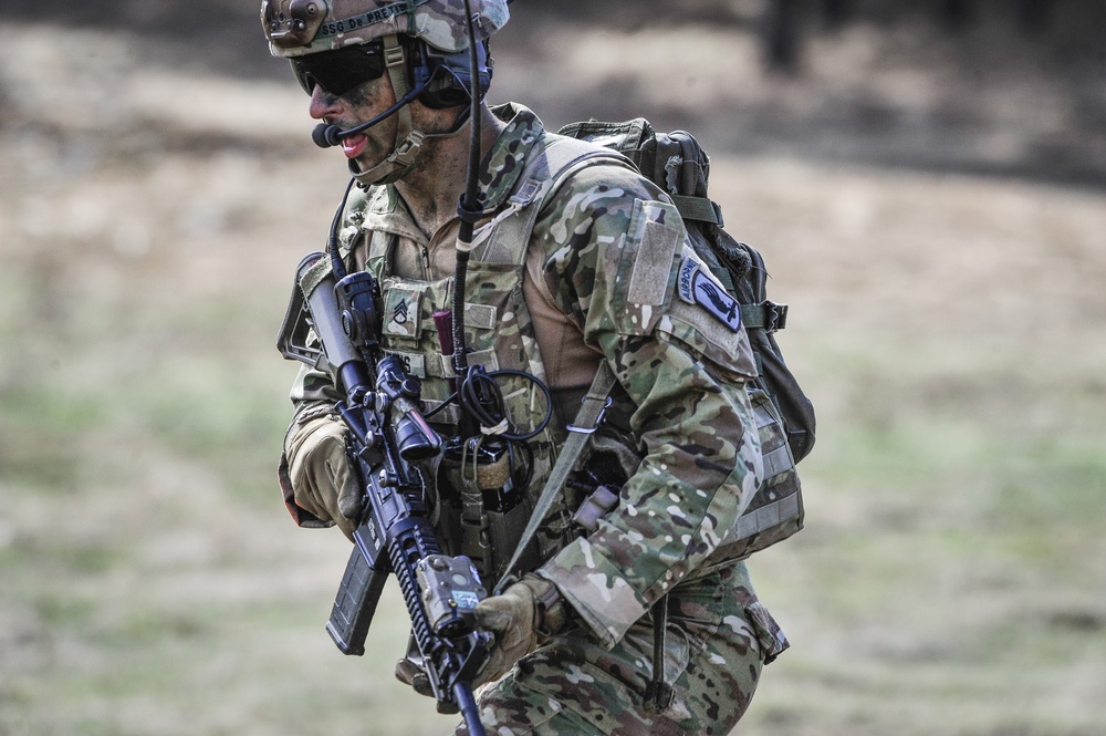 DVIDS - Images - Paratrooper runs into the fight [Image 6 of 6]