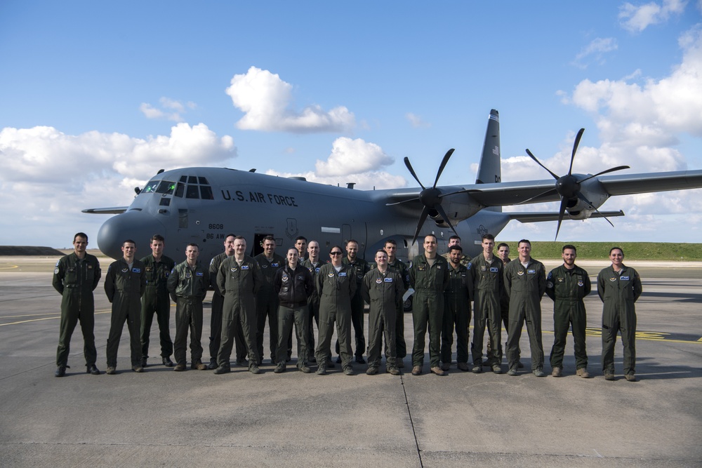 U.S., French Airmen build trust in the skies over France