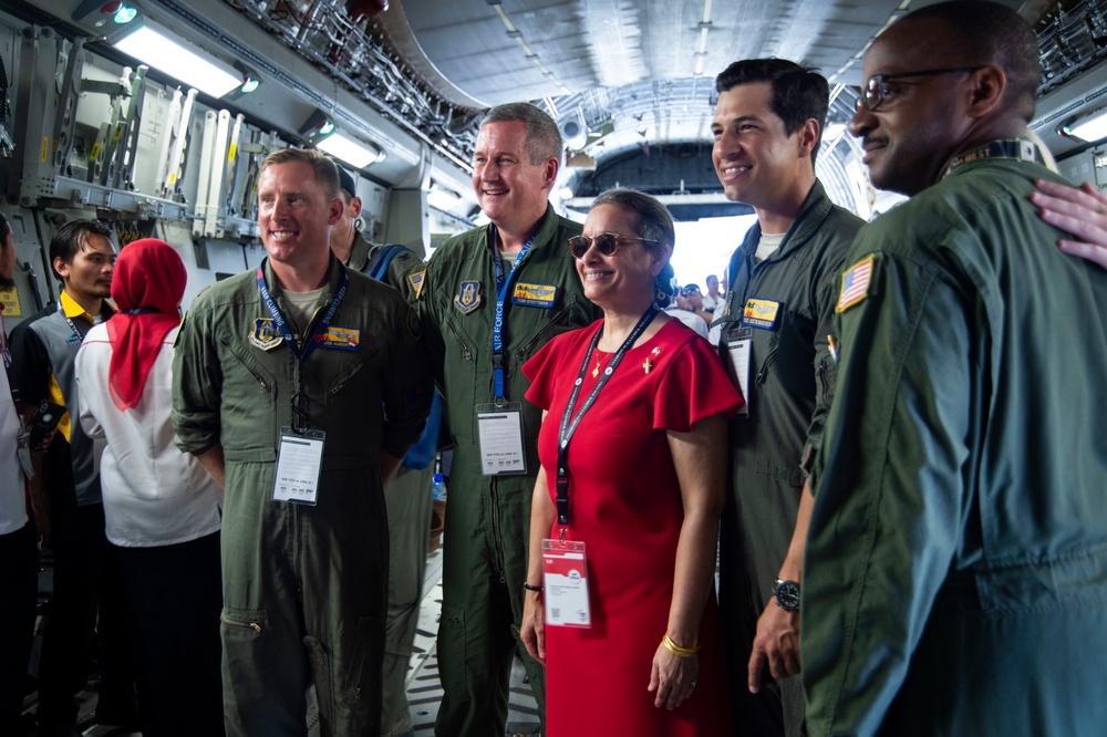 U.S. Ambassador tours U.S. aircraft at LIMA 19