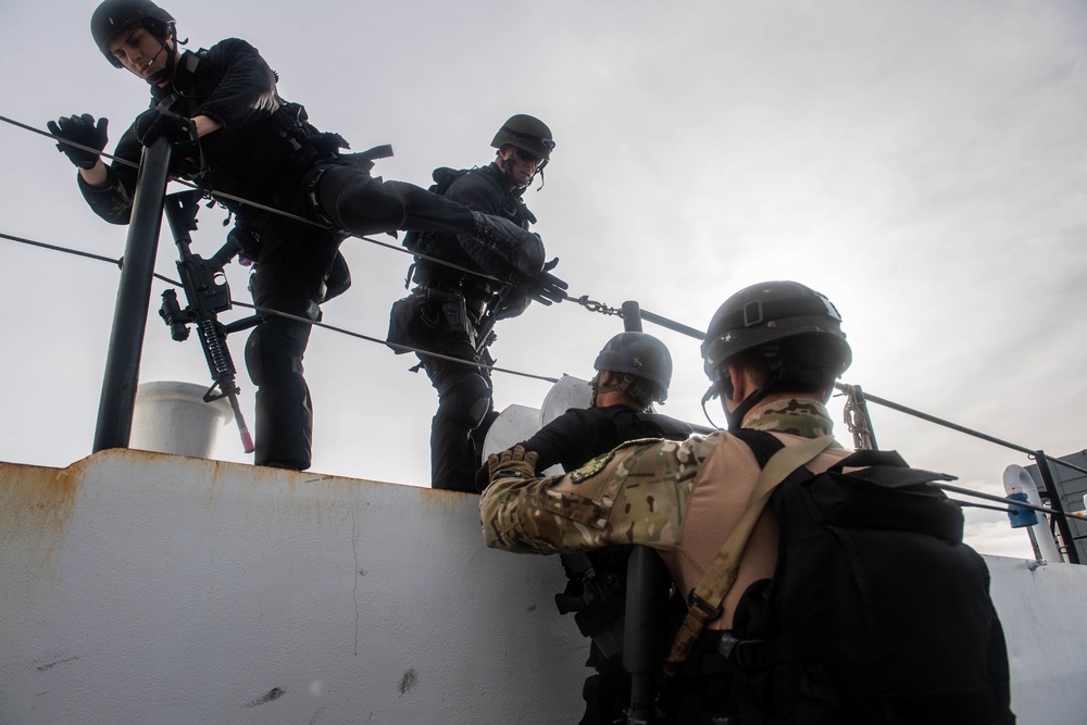 USS Harpers Ferry Conducts VBSS Training