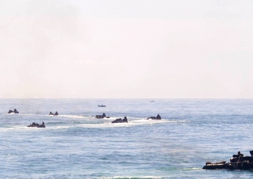 USS Harpers Conducts Well Deck Operations