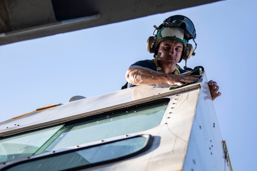 AS3 Fann Cleans an Amphibious Assault Crane