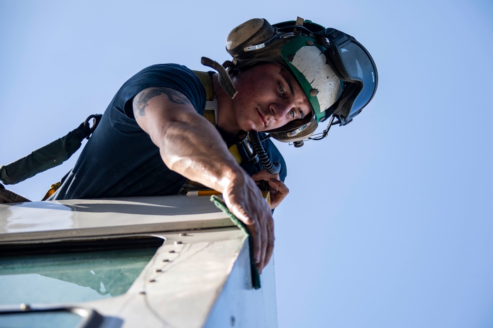 AS3 Fann Cleans an Amphibious Assault Crane