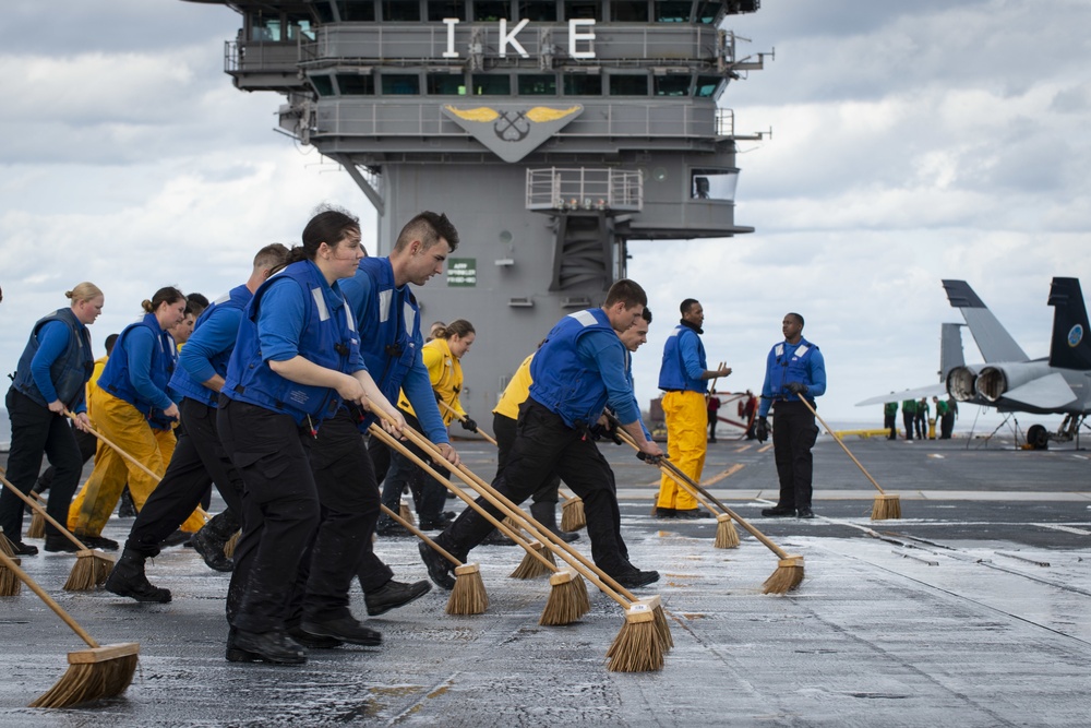 USS Dwight D. Eisenhower (CVN 69)