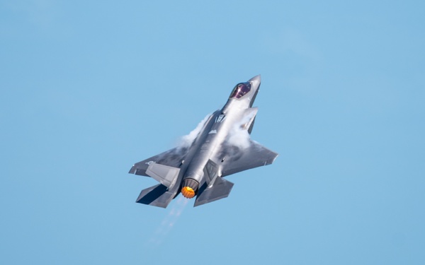 F-35 Demo Team premiers new demo during the Melbourne Air and Space Show