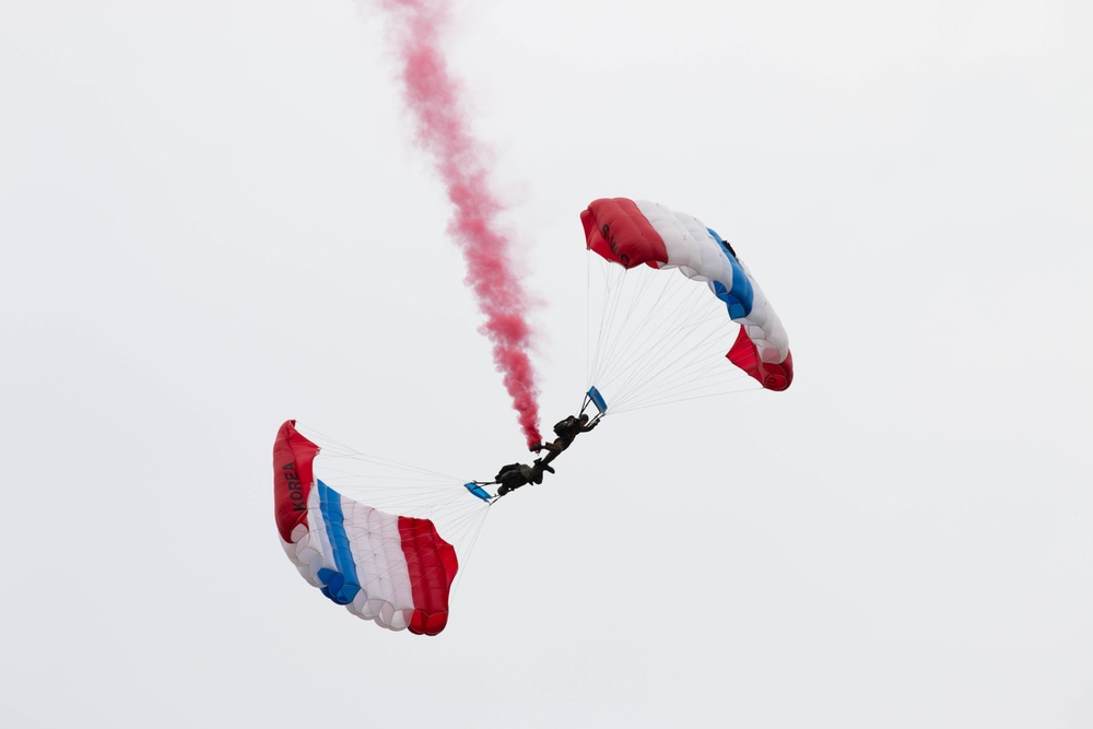 Two parachutists’ glides