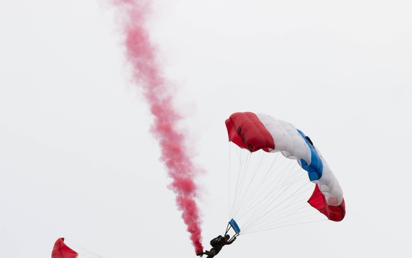 Two parachutists’ glides