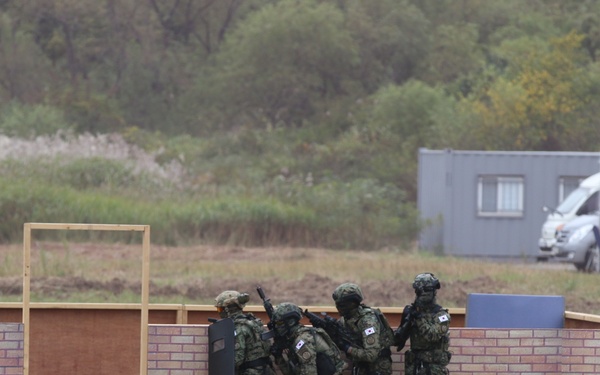 ROK Soldiers assemble